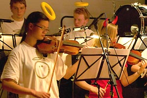 Chor und Orchester des Goethe-Gymnasiums unter Leitung von Astrid Demattia