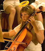 Chor und Orchester des Goethe-Gymnasiums unter Leitung von Astrid Demattia