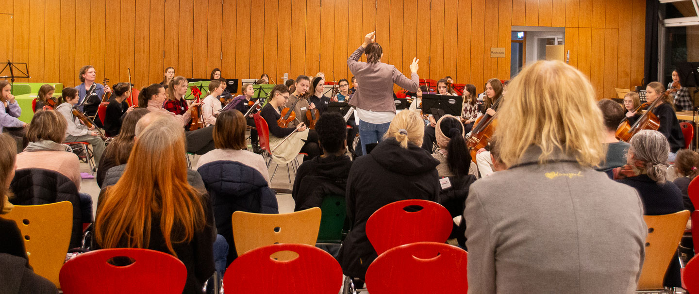 Gemeinsam musizieren Kinder der Fridtjof-Nansen-Schule, der Grundschule Wesperloh und des Goethe-Gymnasiums