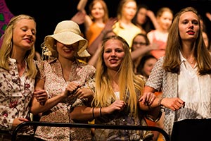 Chor und Orchester des Goethe-Gymnasiums unter Leitung von Astrid Demattia