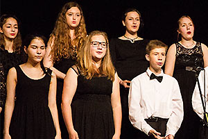 Chor und Orchester des Goethe-Gymnasiums unter Leitung von Astrid Demattia