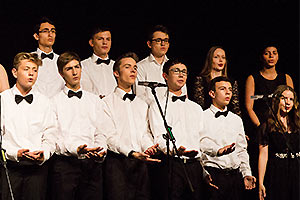 Chor und Orchester des Goethe-Gymnasiums unter Leitung von Astrid Demattia