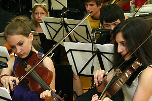 Chor und Orchester des Goethe-Gymnasiums unter Leitung von Astrid Demattia