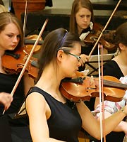 Chor und Orchester des Goethe-Gymnasiums unter Leitung von Astrid Demattia