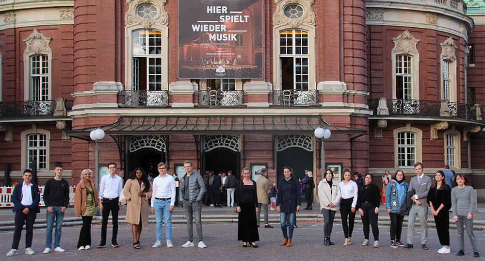 Musik Goethe - das Musikprofil 2021 vor der Hamburger Laeiszhalle