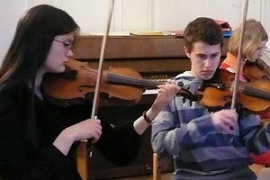 Chor und Orchester des Goethe-Gymnasiums unter Leitung von Astrid Demattia