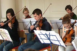 Chor und Orchester des Goethe-Gymnasiums unter Leitung von Astrid Demattia