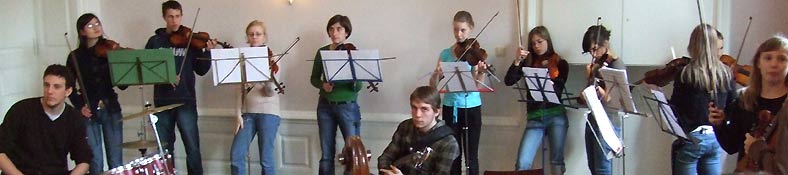 Chor und Orchester des Goethe-Gymnasiums unter Leitung von Astrid Demattia