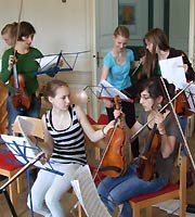 Chor und Orchester des Goethe-Gymnasiums unter Leitung von Astrid Demattia