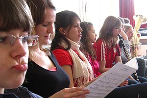 Chor und Orchester des Goethe-Gymnasiums unter Leitung von Astrid Demattia