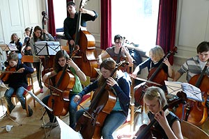 Chor und Orchester des Goethe-Gymnasiums unter Leitung von Astrid Demattia