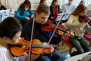 Chor und Orchester des Goethe-Gymnasiums unter Leitung von Astrid Demattia