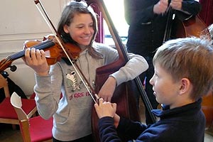 Chor und Orchester des Goethe-Gymnasiums unter Leitung von Astrid Demattia