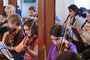 Chor und Orchester des Goethe-Gymnasiums unter Leitung von Astrid Demattia