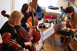 Chor und Orchester des Goethe-Gymnasiums unter Leitung von Astrid Demattia