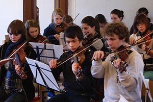 Chor und Orchester des Goethe-Gymnasiums unter Leitung von Astrid Demattia