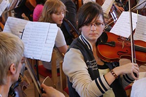 Chor und Orchester des Goethe-Gymnasiums unter Leitung von Astrid Demattia