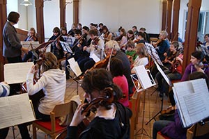 Chor und Orchester des Goethe-Gymnasiums unter Leitung von Astrid Demattia