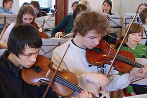 Chor und Orchester des Goethe-Gymnasiums unter Leitung von Astrid Demattia