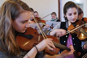 Chor und Orchester des Goethe-Gymnasiums unter Leitung von Astrid Demattia