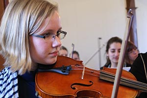 Chor und Orchester des Goethe-Gymnasiums unter Leitung von Astrid Demattia