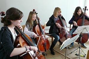 Chor und Orchester des Goethe-Gymnasiums unter Leitung von Astrid Demattia