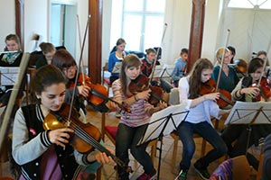 Chor und Orchester des Goethe-Gymnasiums unter Leitung von Astrid Demattia