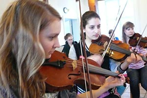 Chor und Orchester des Goethe-Gymnasiums unter Leitung von Astrid Demattia