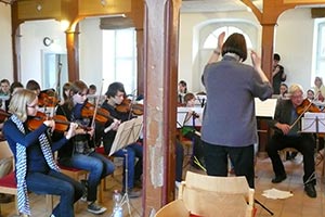 Chor und Orchester des Goethe-Gymnasiums unter Leitung von Astrid Demattia