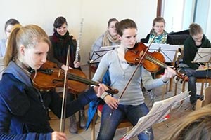 Chor und Orchester des Goethe-Gymnasiums unter Leitung von Astrid Demattia