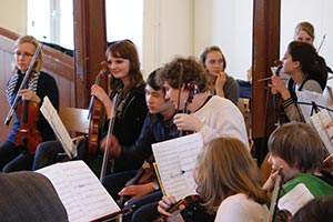 Chor und Orchester des Goethe-Gymnasiums unter Leitung von Astrid Demattia