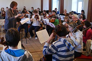 Chor und Orchester des Goethe-Gymnasiums unter Leitung von Astrid Demattia