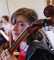 Chor und Orchester des Goethe-Gymnasiums unter Leitung von Astrid Demattia