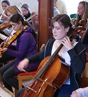 Chor und Orchester des Goethe-Gymnasiums unter Leitung von Astrid Demattia